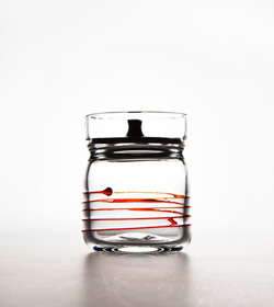 Glasbehälter mit Rundzier aus rotem Glas | © Mira Möbius - Porzellan und Produktdesign