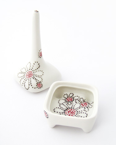 Schatzkistchen mit rot-schwarz punktiertem Blumendekor | © Mira Möbius - Porzellan und Produktdesign